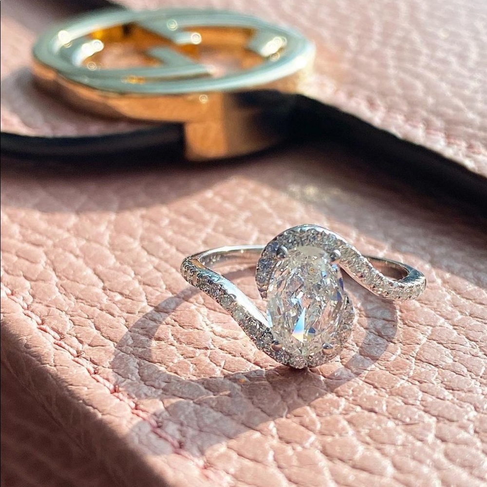 14k Oval Diamond Swirl Ring